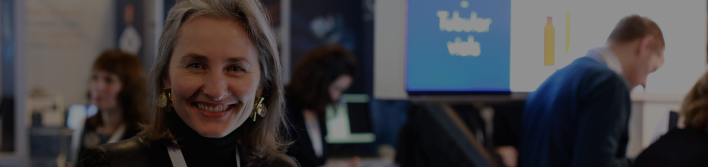 attendee smiling at Pharmapack Europe